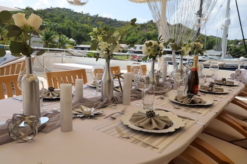 Lionshare table setting antigua 2021