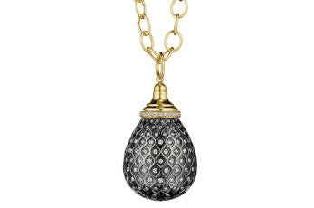 Syna Peacock Pendant Black