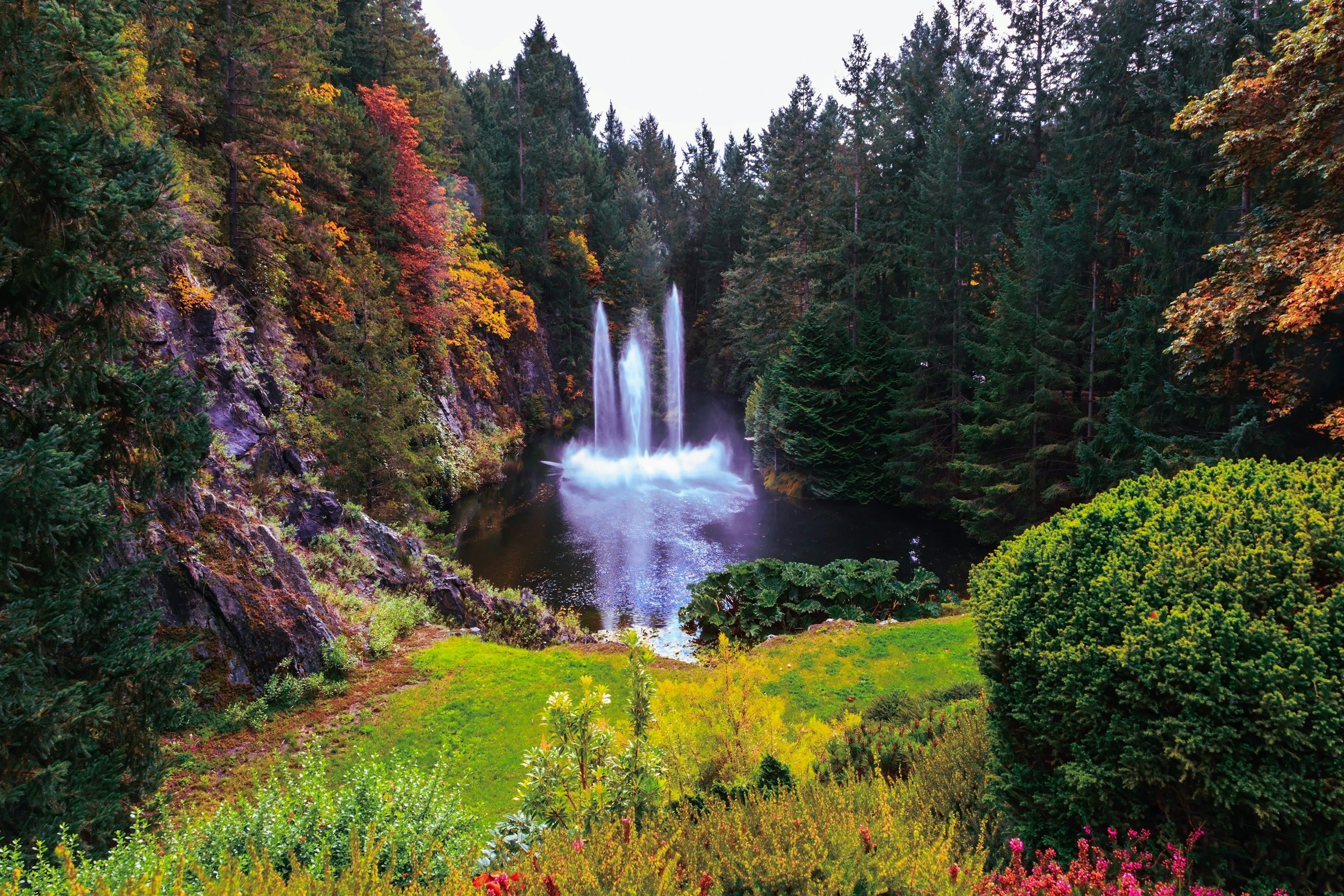 Pacific Northwest Yacht Charter - Butchart,Gardens,On,Vancouver,Island,,Canada.,Dancing,Fountain,In,A Pacific Northwest Yacht Charter - Butchart Gardens on Vancouver Island, Canada. Dancing fountain in a quiet pond. Autumn day in the park