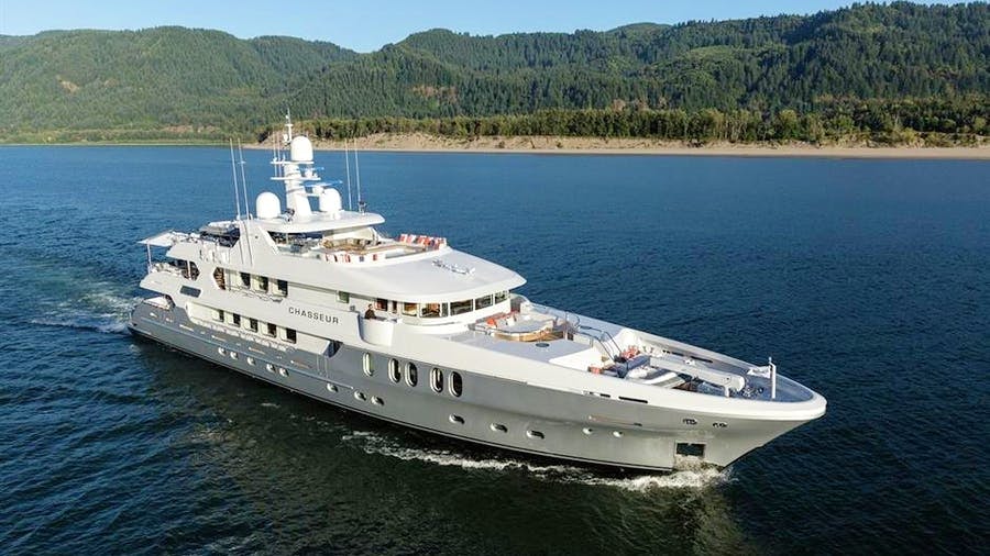 CHASSEUR charter yacht