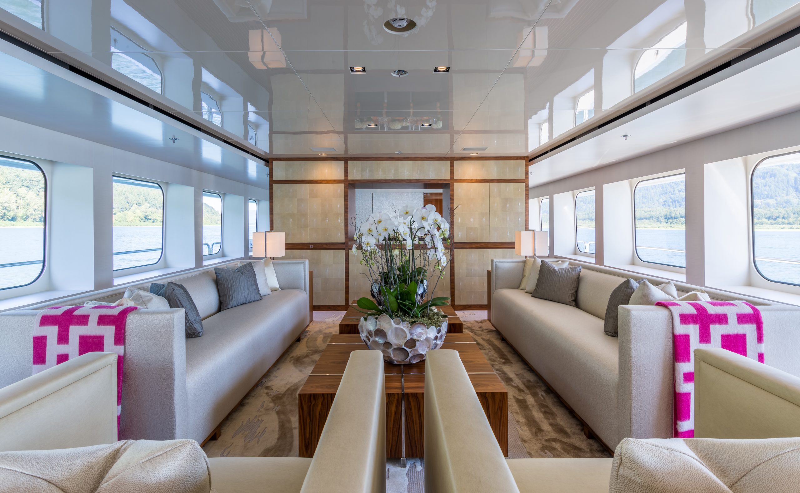 CHASSEUR Main deck lounge