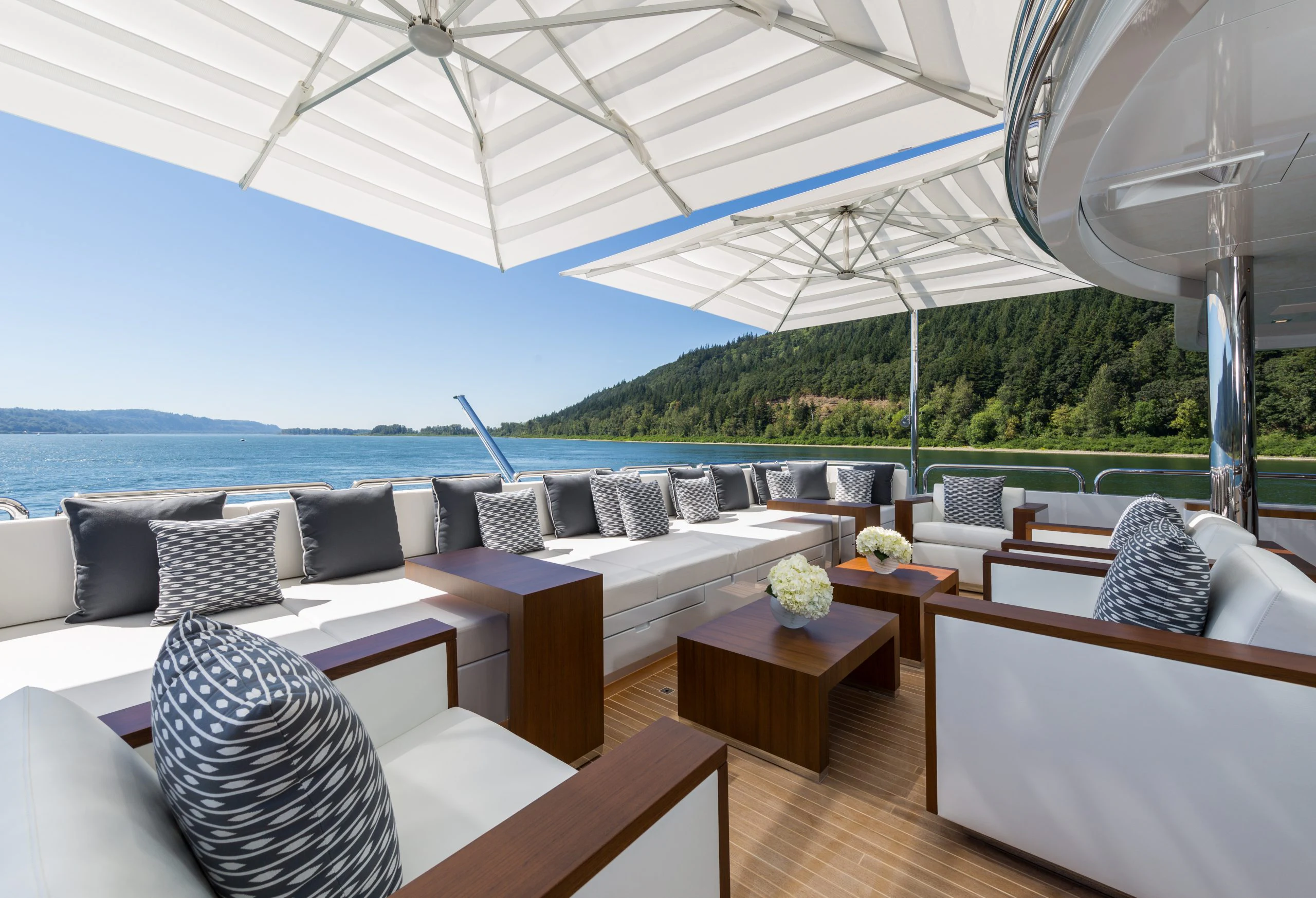CHASSEUR Bridge deck aft