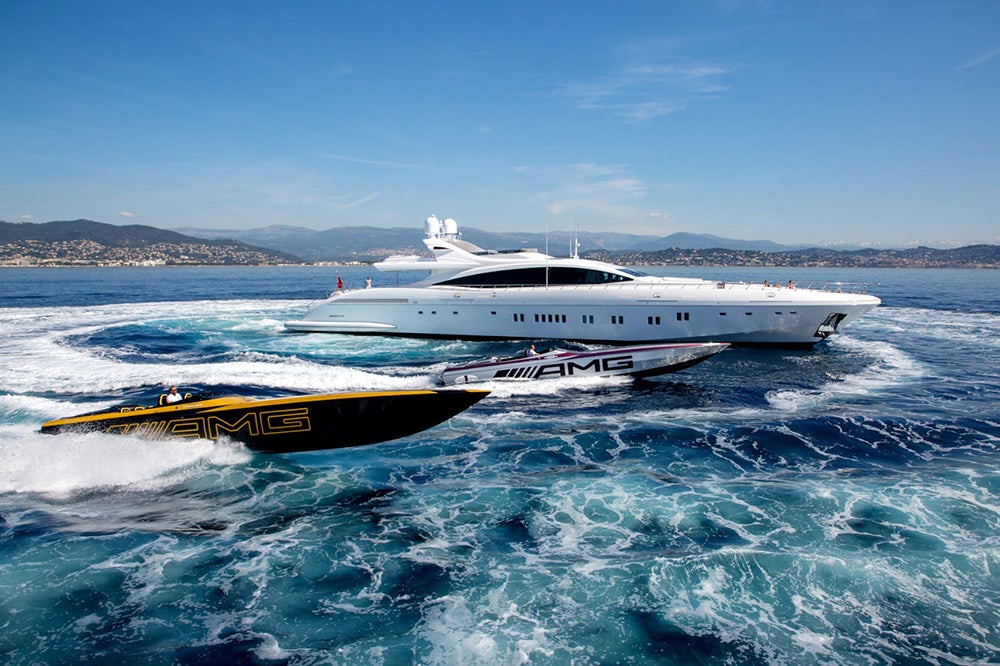 Side profile of DA VINCI on the water