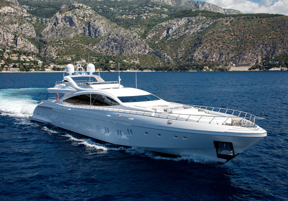 Charter yacht DA VINCI running in the French Rivera