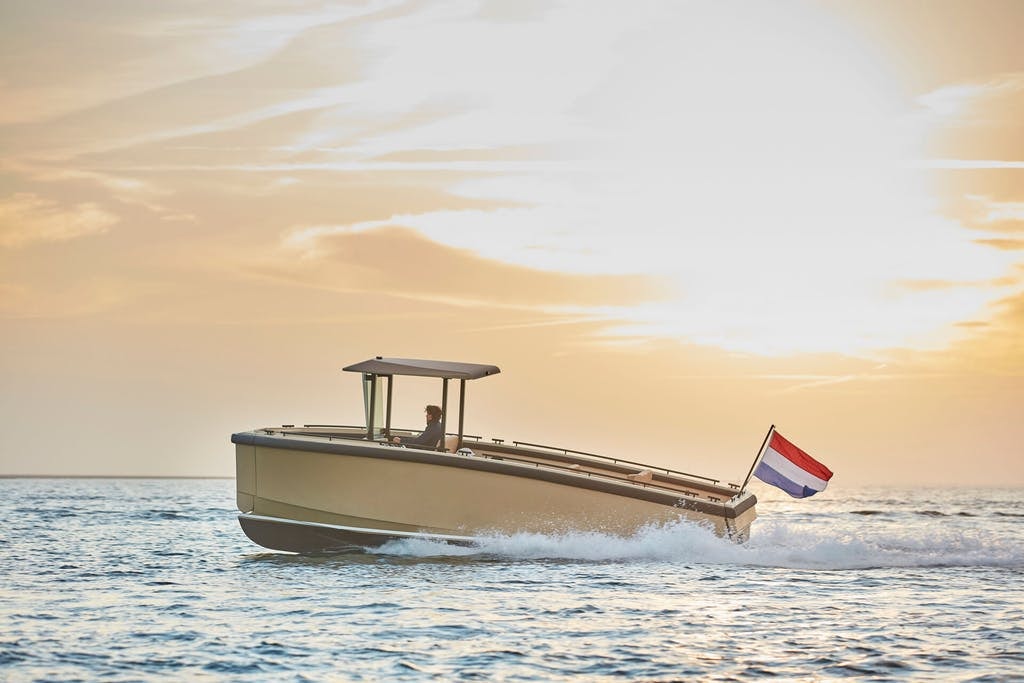 DUTCHCRAFT DC25 electric superyacht tender running at sunset