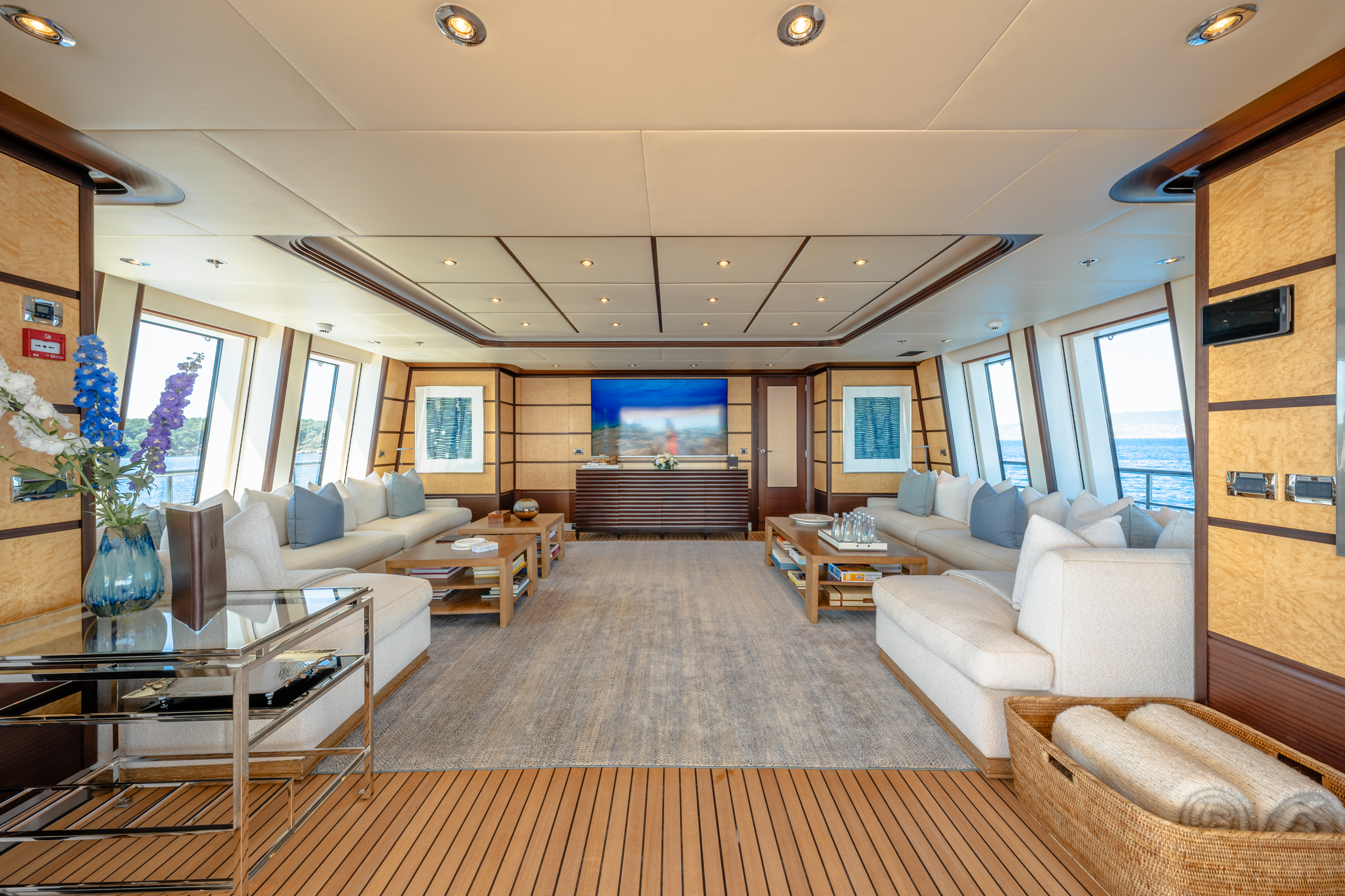 Motor yacht Gladiator main salon