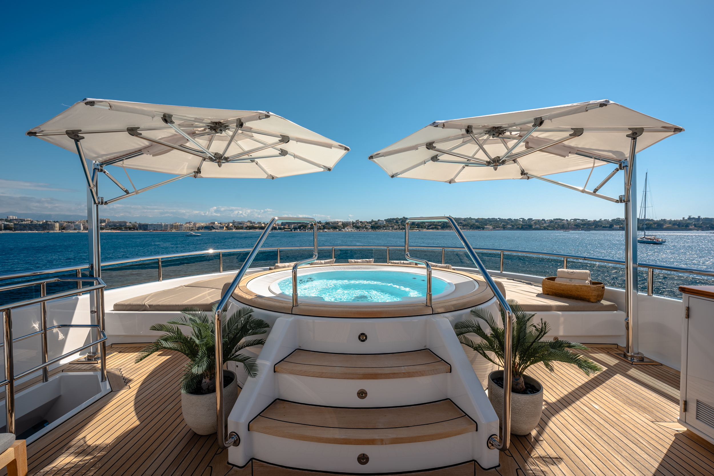 Motor yacht Gladiator sundeck Jacuzzi
