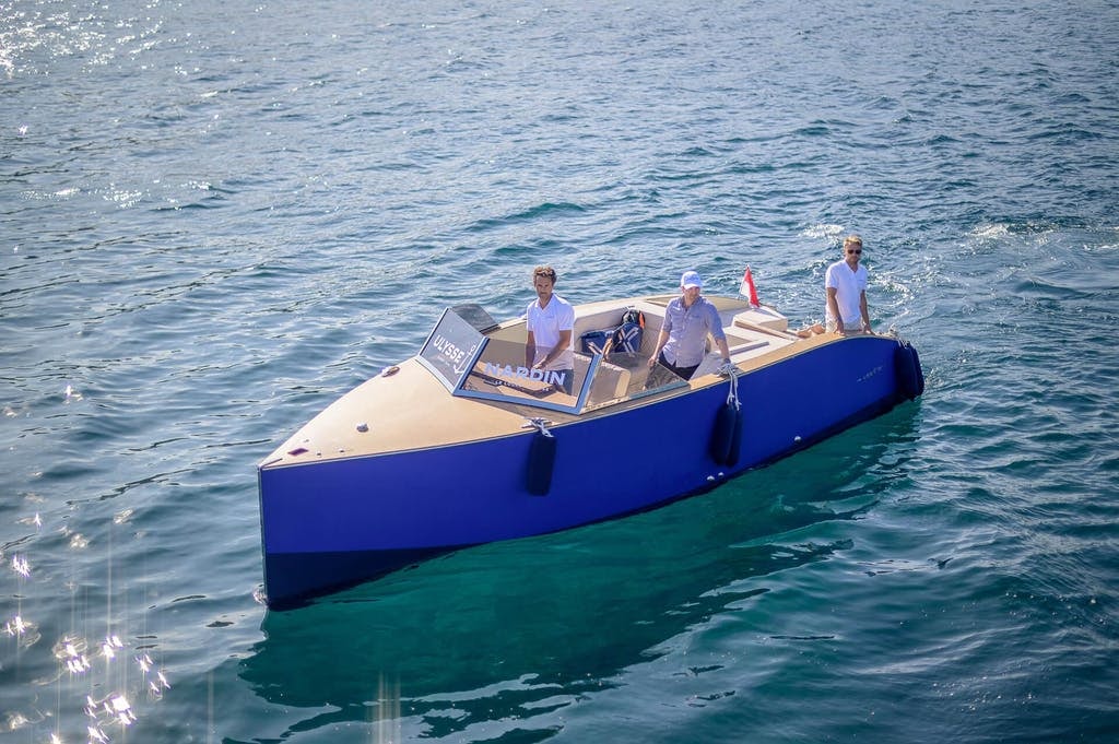 LanÃ©va Vesper 001 electric tender with a blue hull