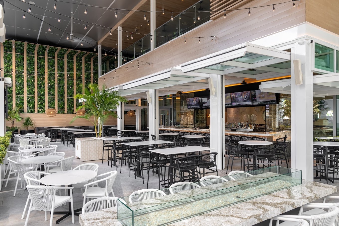 Moxies alfresco fort lauderdale dining in the heart of fort lauderdale with modern furniture