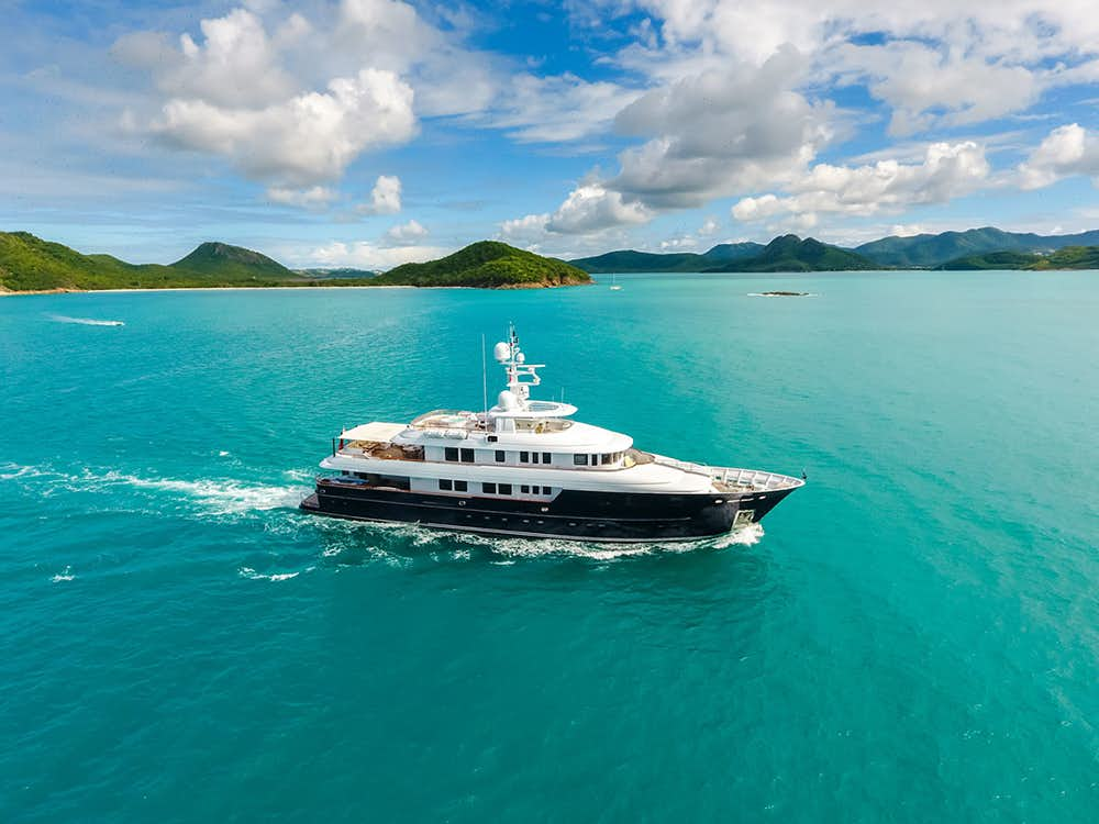 Side profile of luxury yacht OCEAN'S SEVEN on the water