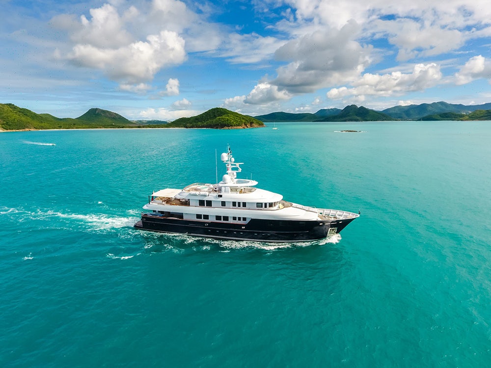 Side profile of luxury yacht OCEAN'S SEVEN on the water