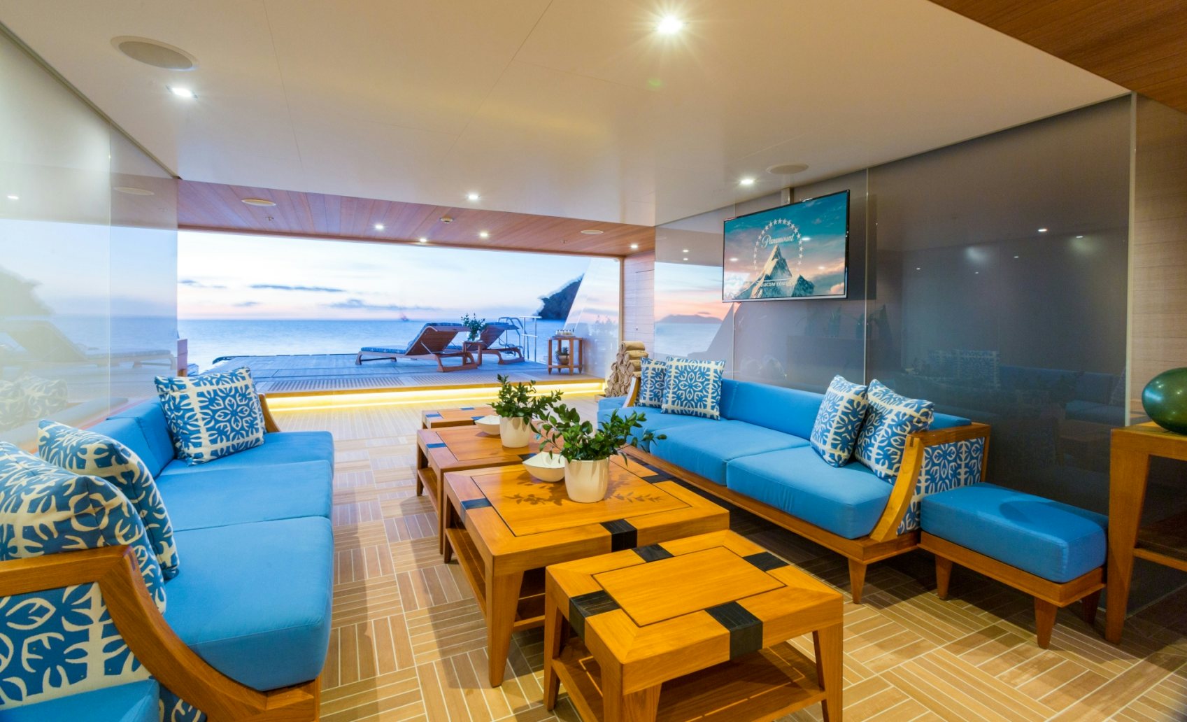 Charter Yacht PARTY GIRL Beach Club lounge