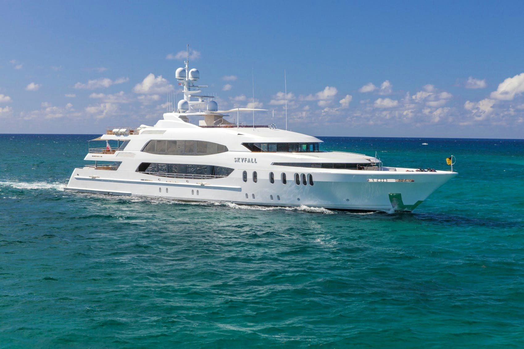 190' (57.91m) Trinity charter yacht SKYFALL running profile in The Bahamas