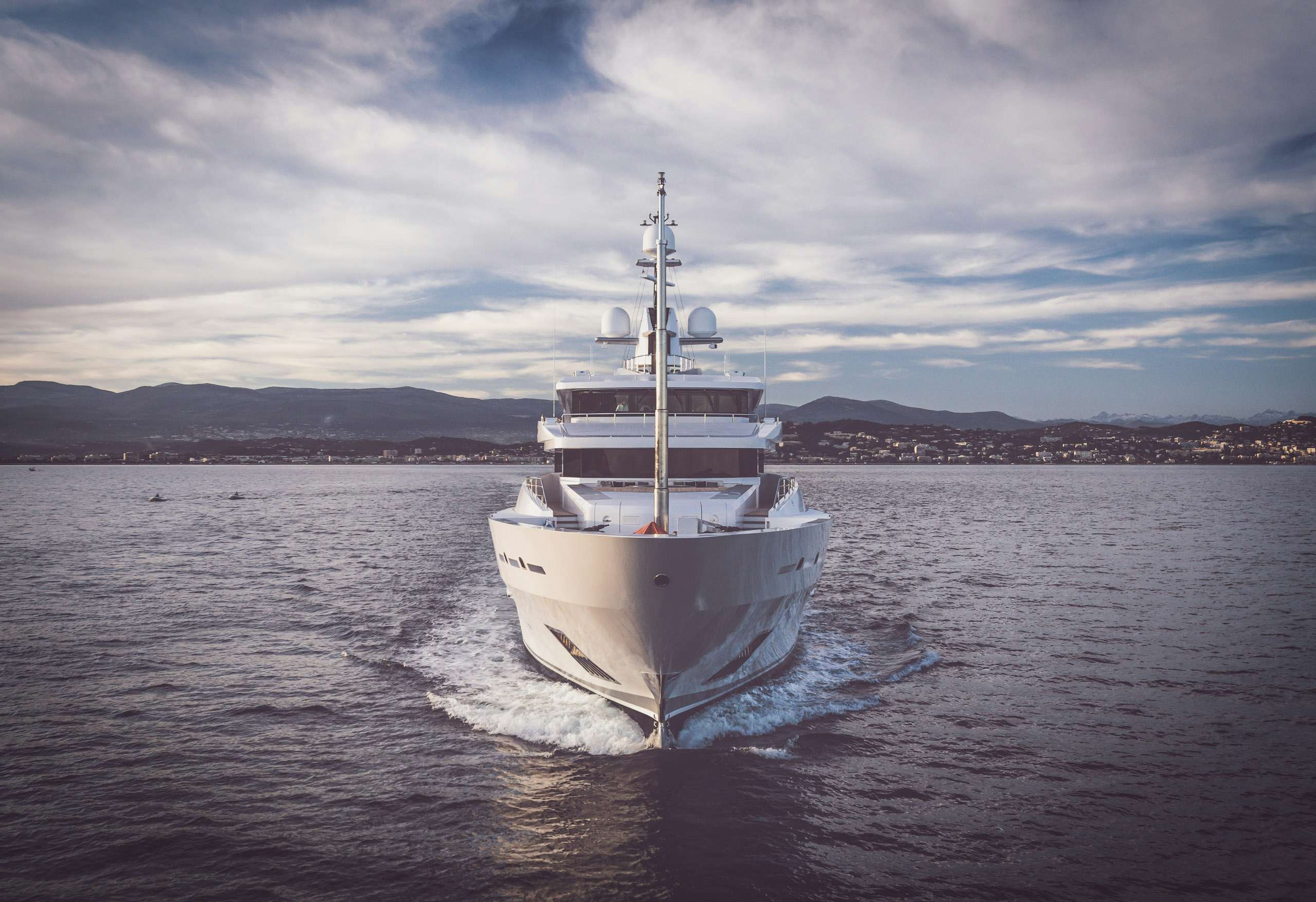yacht broker charter