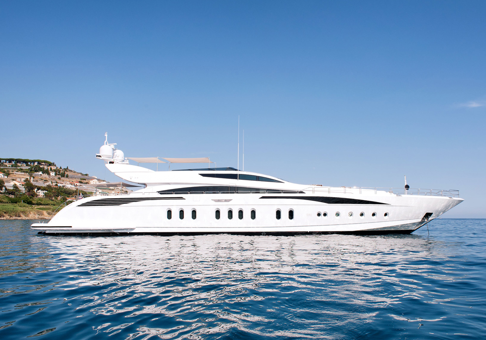 Charter Yacht TUTTO LE MARRANE at anchor