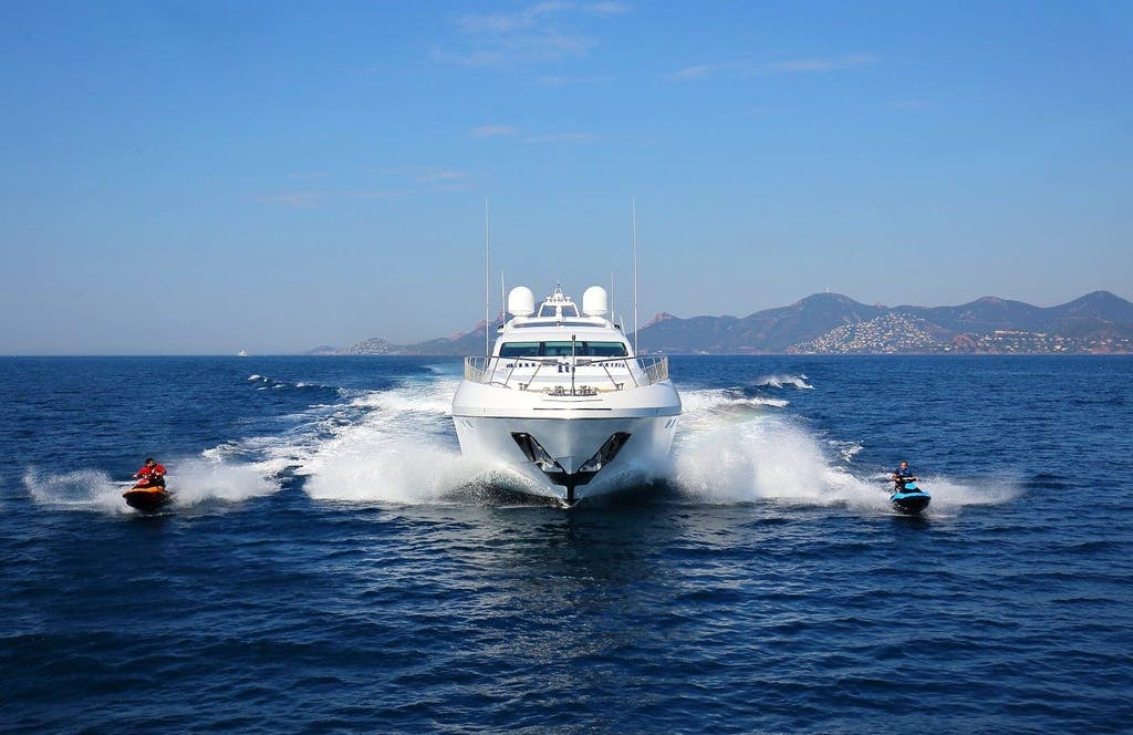 130' (39.62m) Mangusta VINI VIDI VICI running at full speed with jet skis on either side