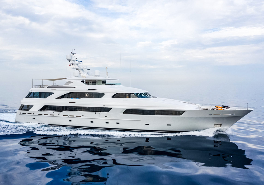 Charter Yacht Victoria Del Mar Cruising