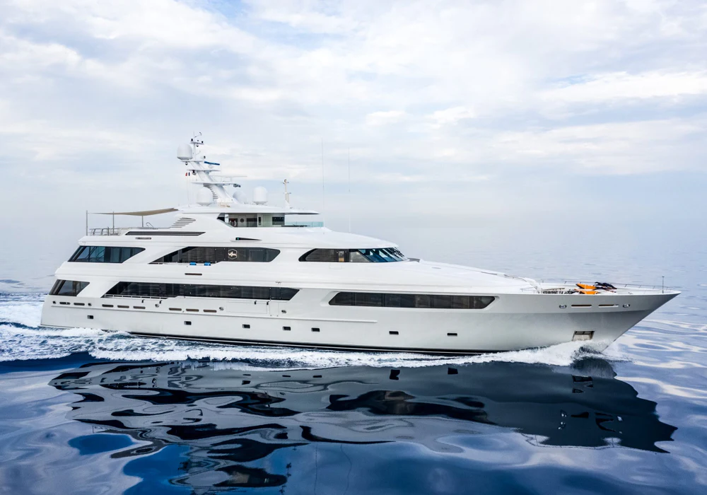 Charter Yacht Victoria Del Mar Cruising