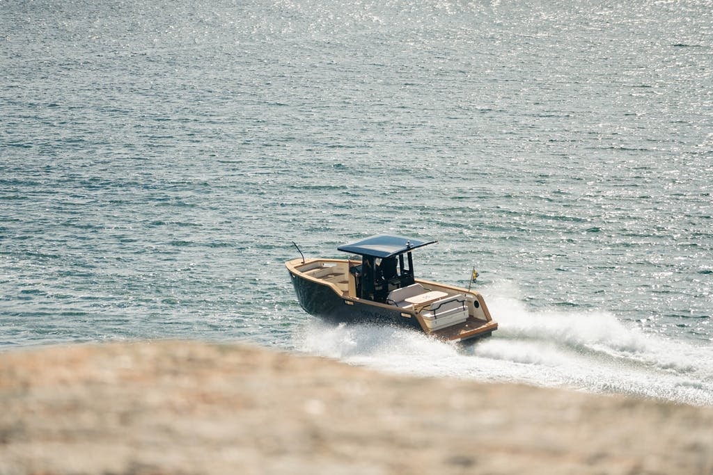 X SHORE EELEX 8000 tender running