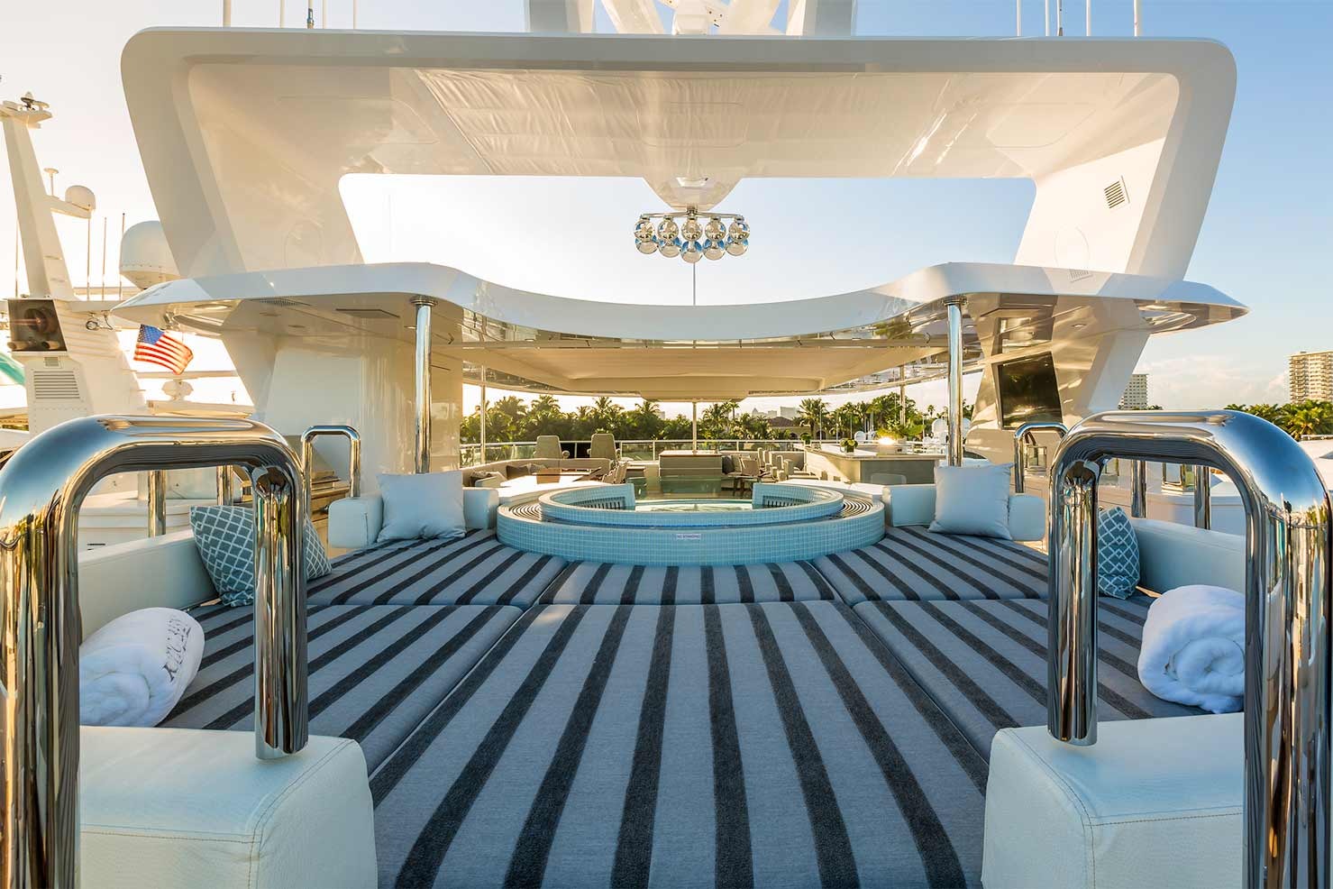 Yacht KING BABY Sundeck